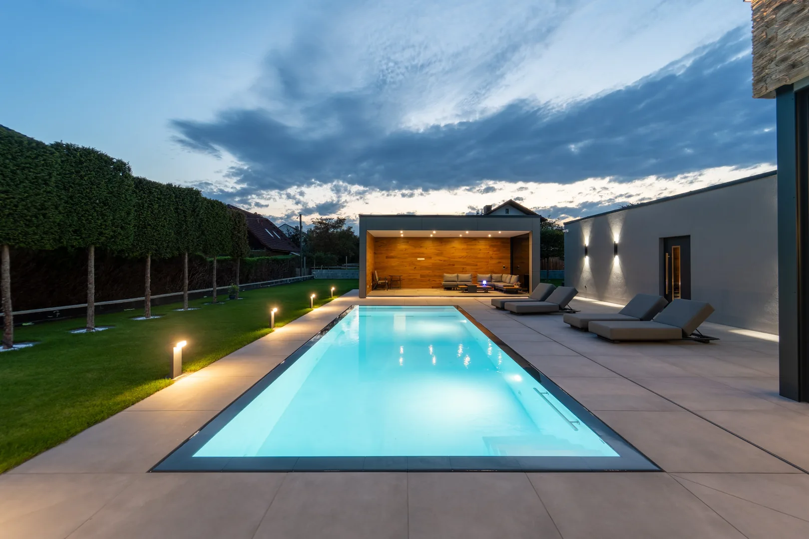 NAUA para profesionales — Piscina desbordante con efecto espejo, arquitectura del agua